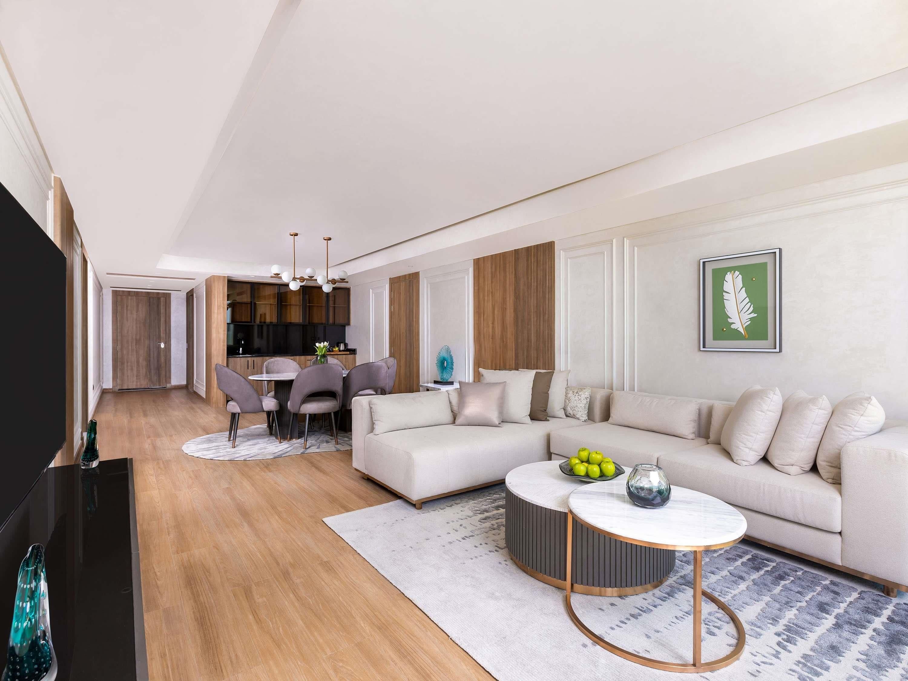 Una sala de estar moderna con sofá, mesa de centro y comedor.