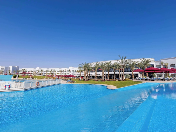 3 piscines extérieures