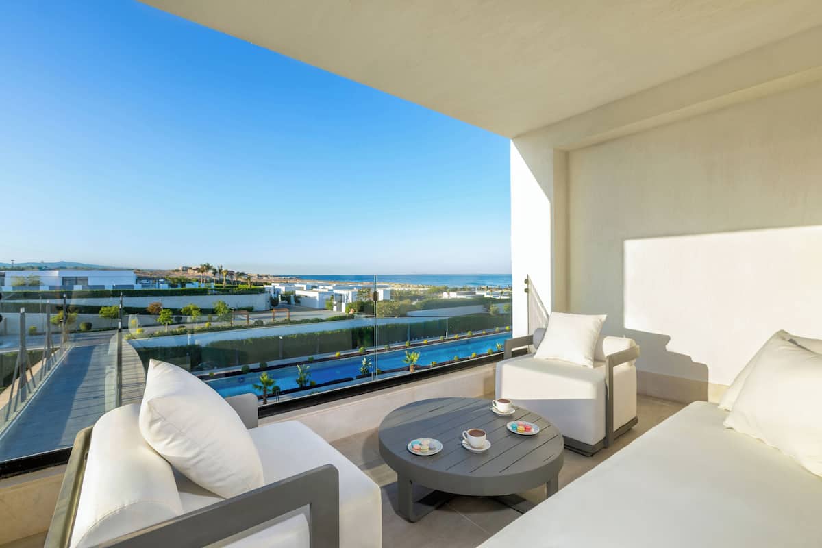 Premium bedding, free minibar, in-room safe, blackout curtains