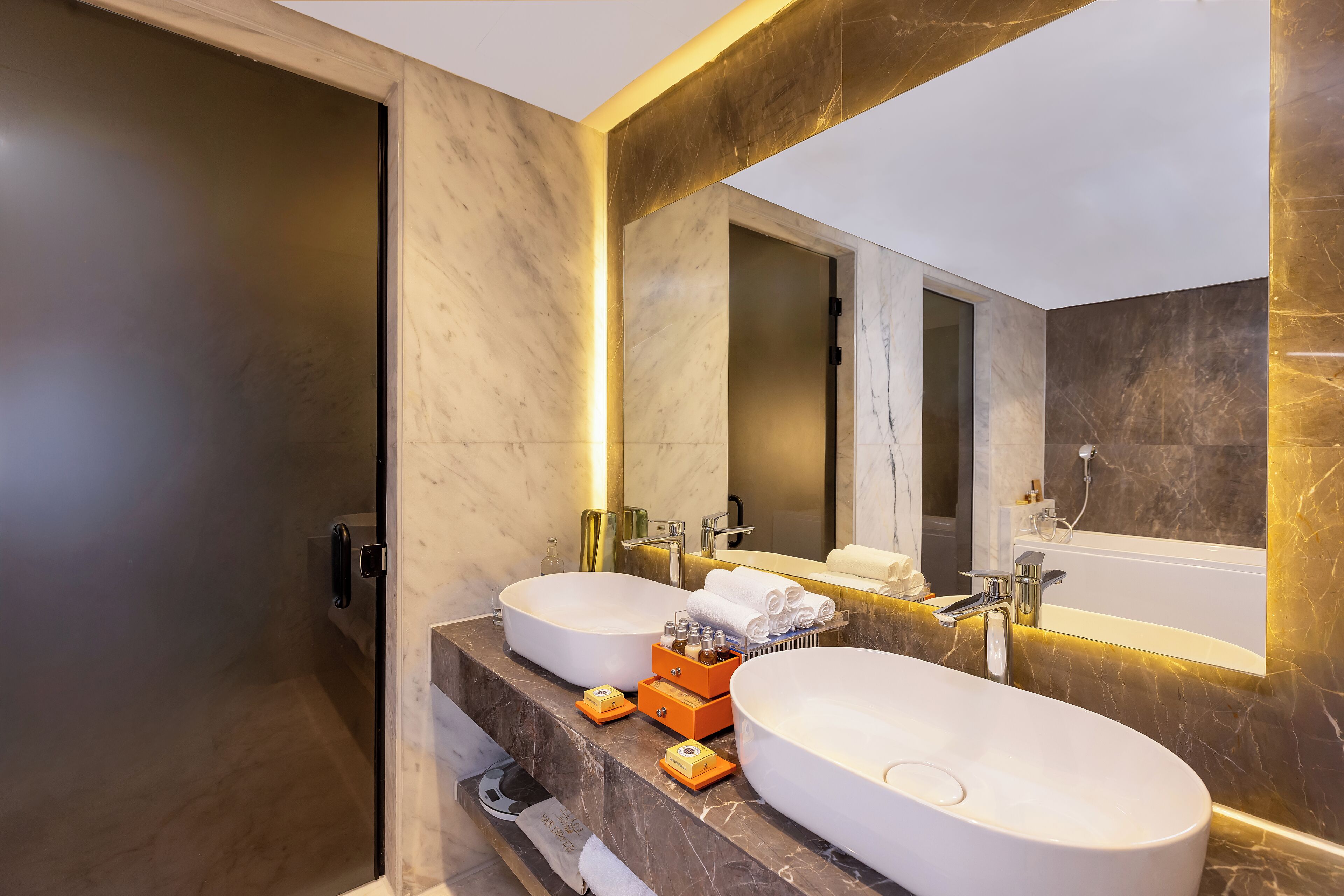 Presidential Suite Beach Side | Baño | Amenidades de baño gratuitas, secadora de cabello, batas, pantuflas 