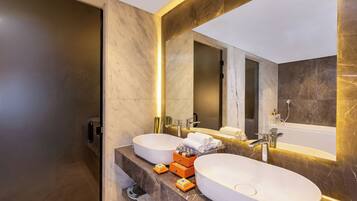 Presidential Suite Beach Side | Baño | Amenidades de baño gratuitas, secadora de cabello, batas, pantuflas