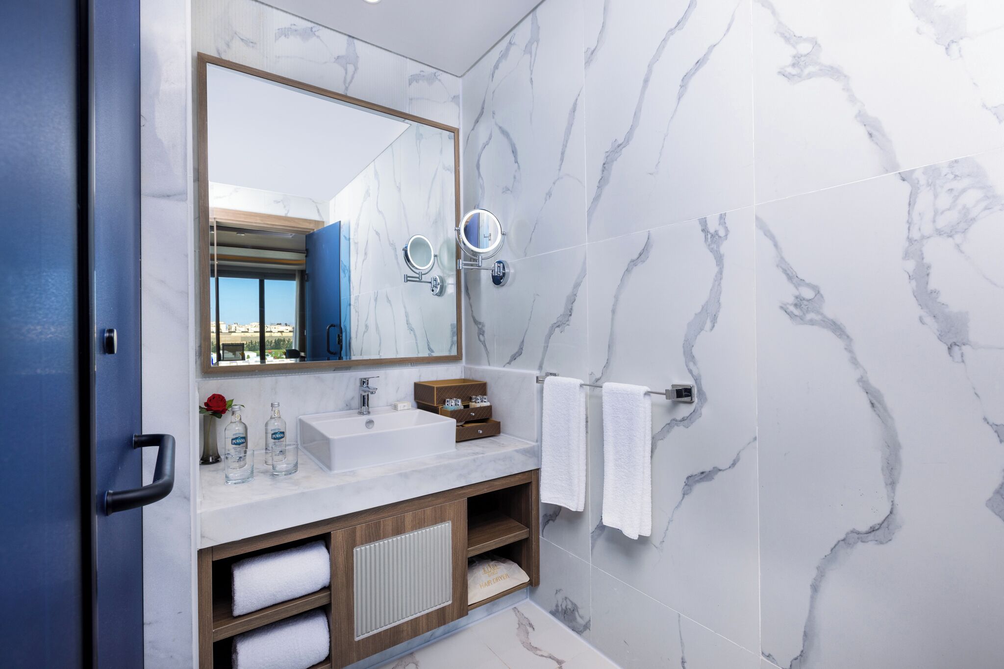 Superior Room Beach side | Baño | Artículos de higiene personal gratuitos, secador de pelo y albornoces