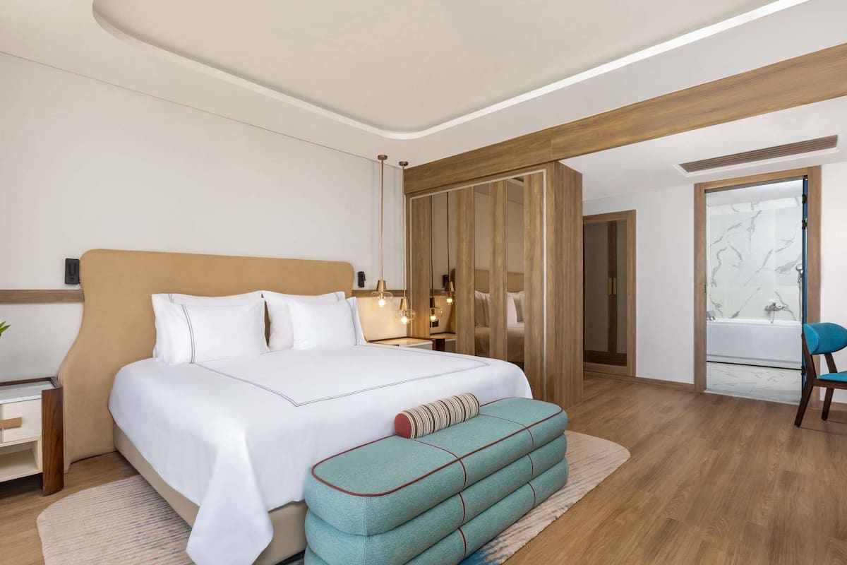 Senior Suite Beach side | Premium bedding, free minibar, in-room safe, blackout curtains