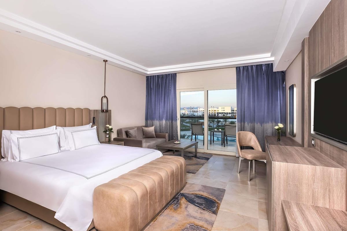 Habitación superior, 1 cama matrimonial | Ropa de cama de alta calidad y artículos del minibar gratis