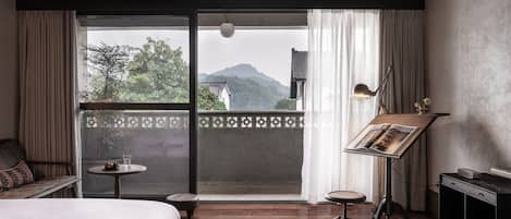 Signature dubbelrum - utsikt mot bergen | Individuell inredning, skrivbord, gratis wi-fi och sängkläder