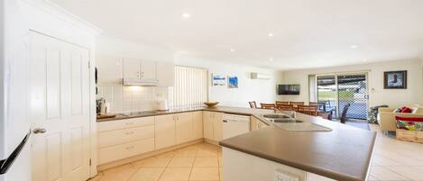 Microondas, horno, parrilla de estufa y lavavajillas