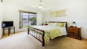 4 bedrooms, iron/ironing board