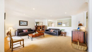 Smart TV - Taine Court - Lifestyle Yamba (YAMBA)