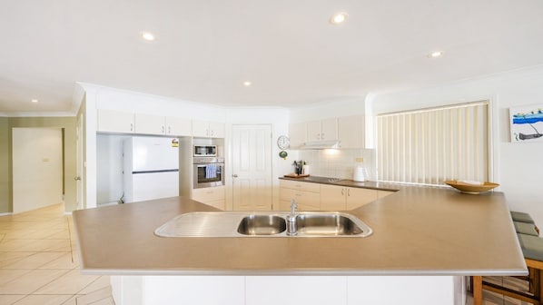 Microwave, oven, stovetop, dishwasher - Taine Court - Lifestyle Yamba (YAMBA)