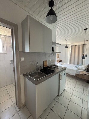 Comfort Studio, 1 Queen Bed, Balcony, Sea View | Private kitchen