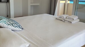 コンフォート スタジオ クイーンベッド 1 台 バルコニー シービュー | アイロン / アイロン台、ベビーベッド (無料)、WiFi (無料)、ベッドシーツ