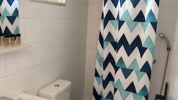 Comfort-Studio, 1 Queen-Bett, Balkon, Meerblick | Badezimmer | Dusche, Haartrockner, Handtücher, Seife