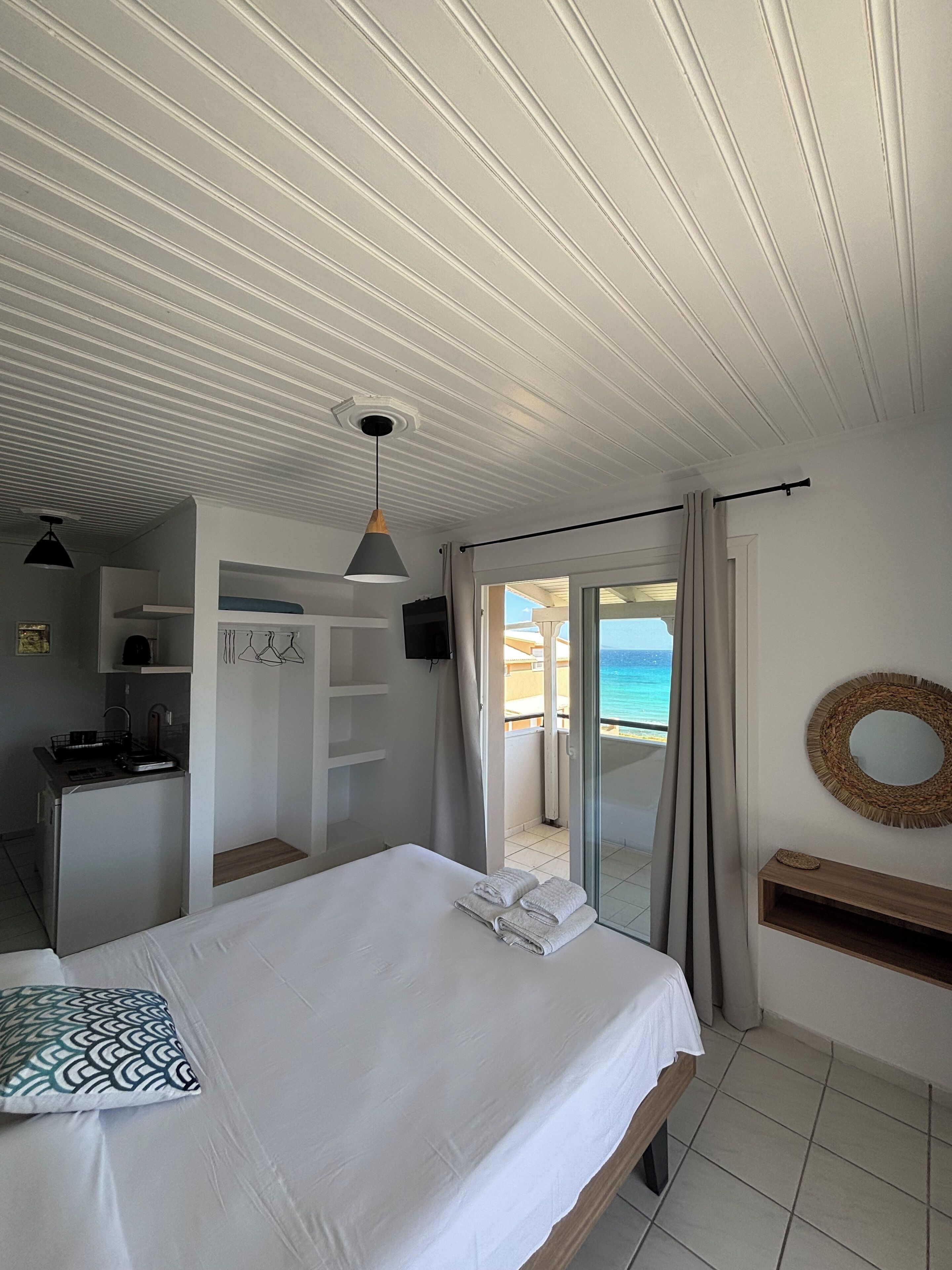 Studio Comfort, 1 Tempat Tidur Queen, balkon, pemandangan laut | Setrika/meja setrika, tempat tidur bayi gratis, dan Wi-Fi gratis