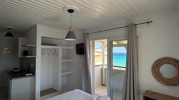 Studio Comfort, 1 Tempat Tidur Queen, balkon, pemandangan laut | Setrika/meja setrika, tempat tidur bayi gratis, dan Wi-Fi gratis