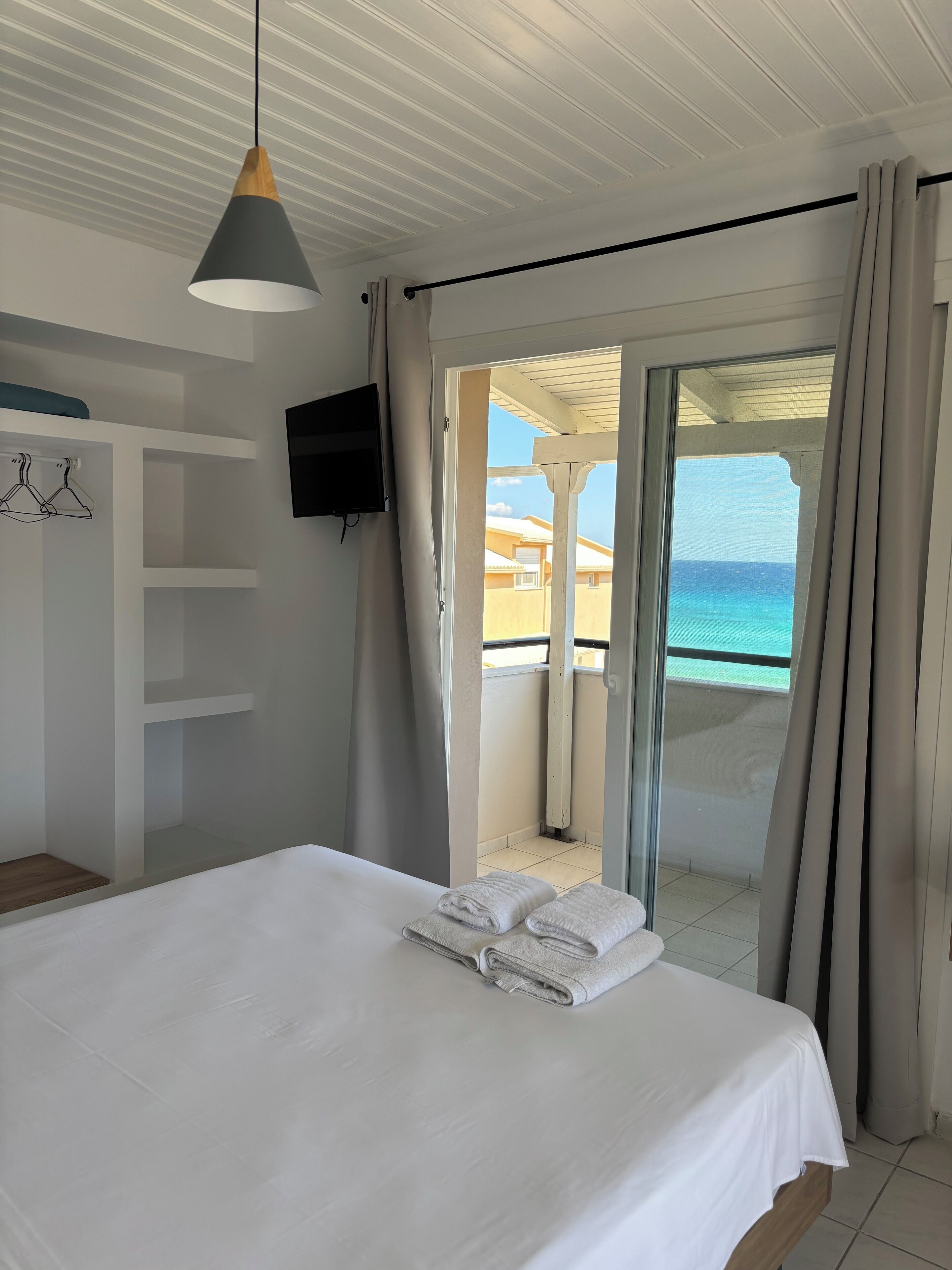 Studio – comfort, 1 queensize-seng, balkong, sjøutsikt | Strykejern/-brett, barnesenger (inkludert) og wi-fi (inkludert)