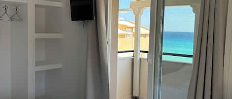 Studio – comfort, 1 queensize-seng, balkong, sjøutsikt | Strykejern/-brett, barnesenger (inkludert) og wi-fi (inkludert)