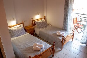 Iron/ironing board, free cribs/infant beds, free WiFi, bed sheets - Vaso Alykanas Studios (Zakynthos)