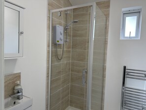 Dusj, hårføner, håndklær og såpe