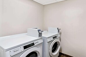 Interior - La Quinta Inn & Suites by Wyndham Columbus MS (Columbus)
