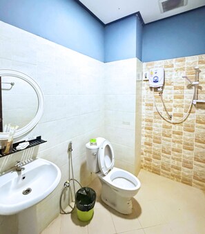 A bathroom with a sink, toilet, and shower. - Vang Vieng Misokxay Hotel (Vang Vieng)