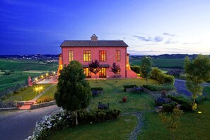 Exterior - Cozy apartment for visiting Tuscany. Pets allowed. (Cerreto Guidi)