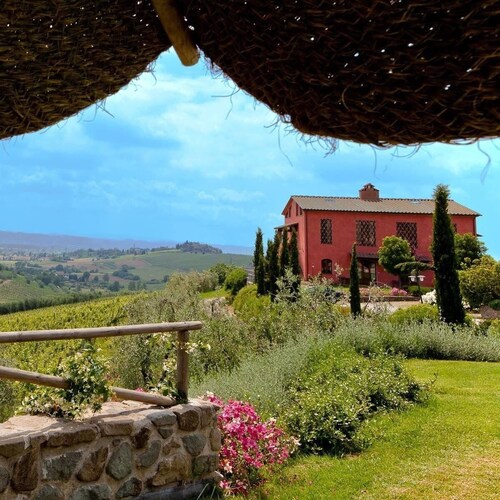 Cozy apartment for visiting Tuscany. Pets allowed.