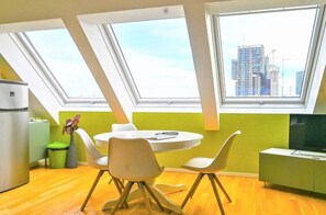 Dining - Bright Duplex Danube Canal (Vienna)