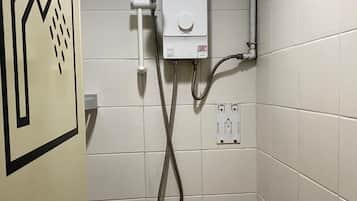 SĂšche-cheveux, bidet, serviettes fournies