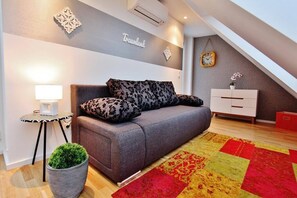 TV - Rooftop Apartment for 6, AC, Terrace, by Metro U3 (Vienna)