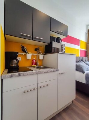 Een microgolfoven, een kookplaat, een koffiezetapparaat/waterkoker