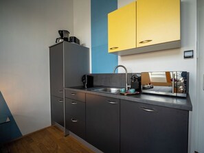 Réfrigérateur, four à micro-ondes, surface de cuisson, lave-vaisselle