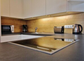 Kühlschrank, Mikrowelle, Ofen, Herdplatte