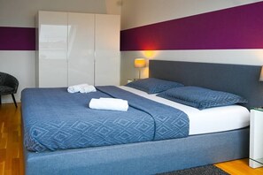 1 bedroom, iron/ironing board, WiFi, bed sheets - Hideaway Suite Danube Canal (Wien)