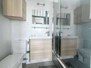 Håndklær, såpe og toalettpapir