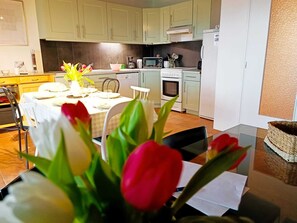 Refrigerador, microondas, horno, tetera/pava eléctrica