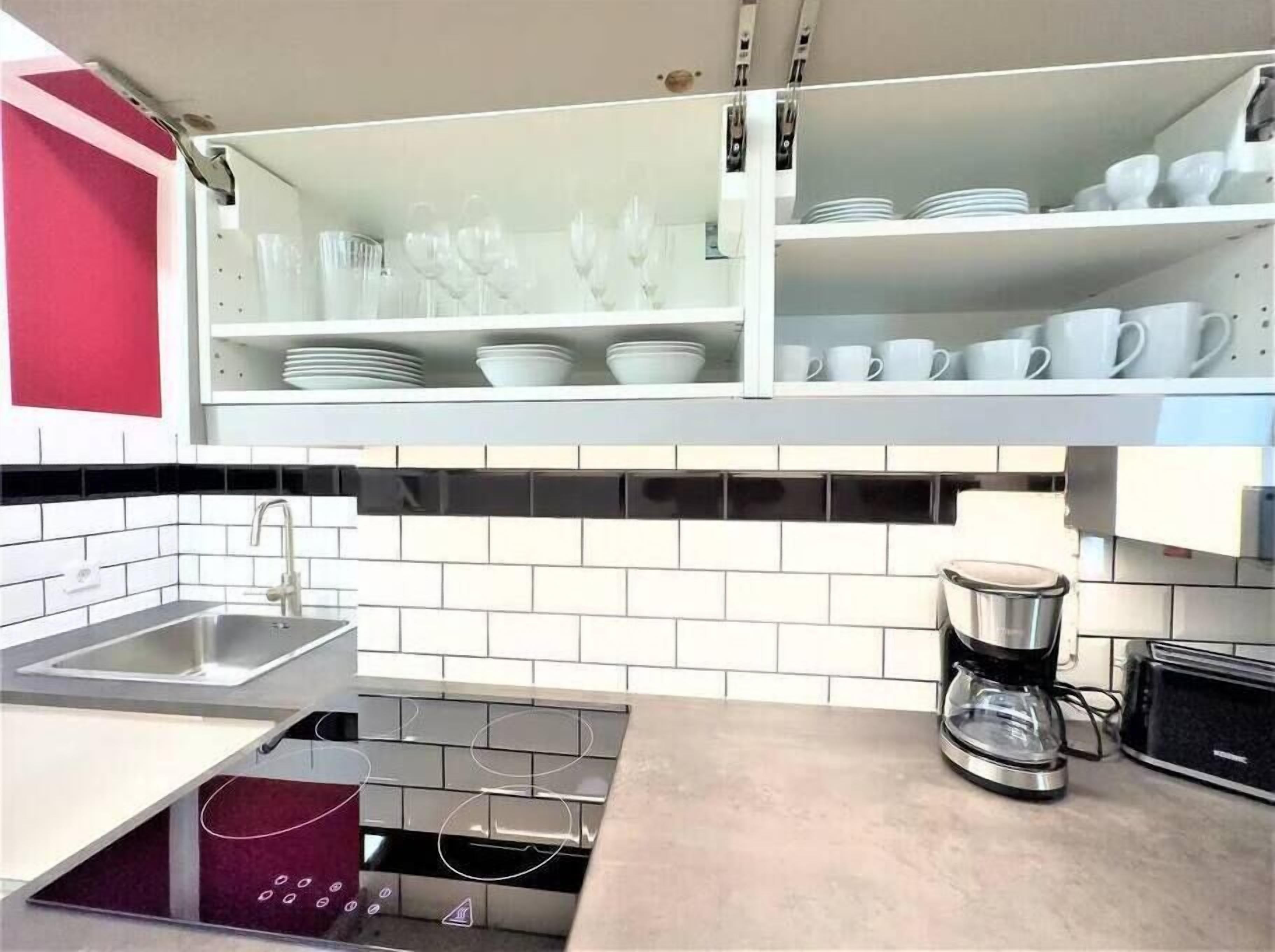 Kühlschrank, Mikrowelle, Ofen, Herdplatte