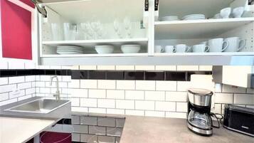 Kühlschrank, Mikrowelle, Ofen, Herdplatte