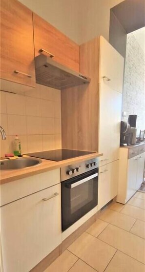 Frigorífico, microondas, horno y placa de cocina