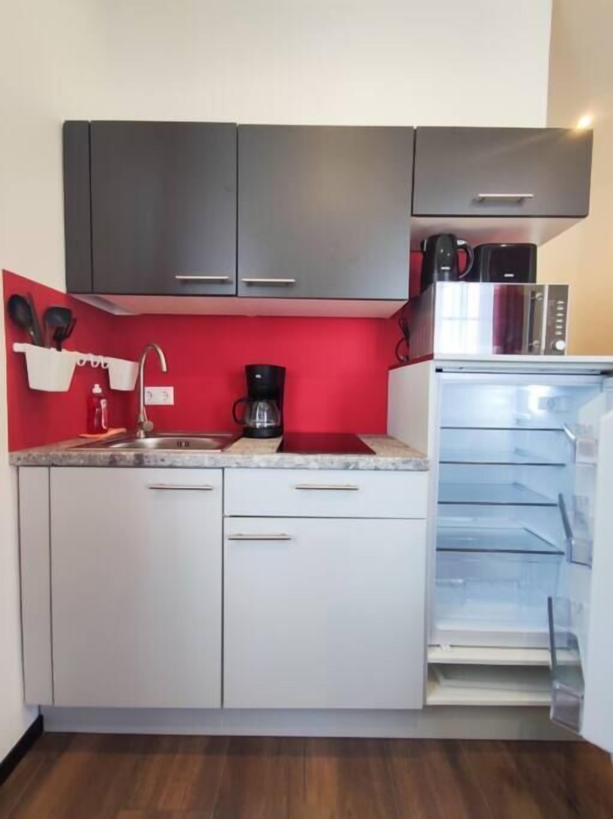 Refrigerador, microondas, utensilios de cocina y comedor 