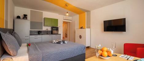 Iron/ironing board, WiFi, bed sheets