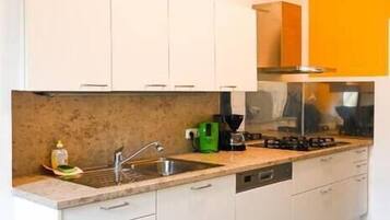 Frigorífico, microondas, horno y placa de cocina