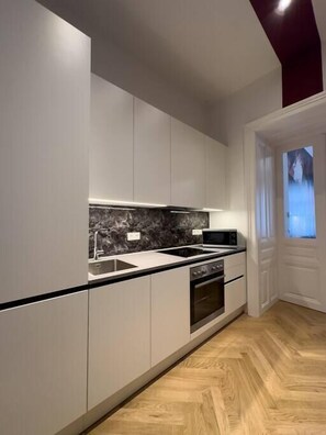 Kjøleskap, mikrobølgeovn, ovn og kokeplater