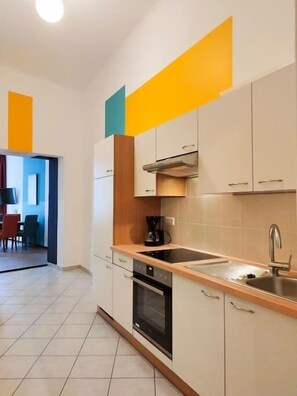 Fridge, microwave, oven, stovetop - Highlight Apartment Schönbrunn (Wien)