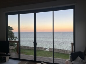 Smart TV, fireplace - Wilde Retreat Beach House (Point Turton)