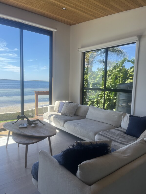 Smart TV, fireplace - Wilde Retreat Beach House (Point Turton)