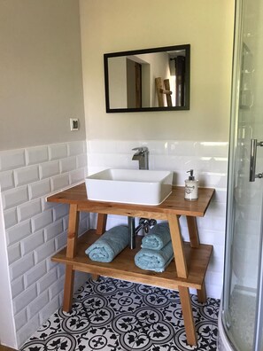 Habitación doble, vista al jardín | Baño | Regadera, toallas, jabón, shampoo 