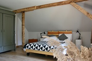 Quarto casal, vista para o pátio | Individualmente decorados, Wi-Fi de cortesia, roupa de cama