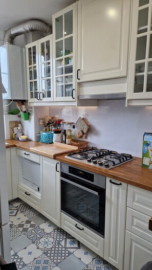 Een koelkast, een oven, een kookplaat, een vaatwasser