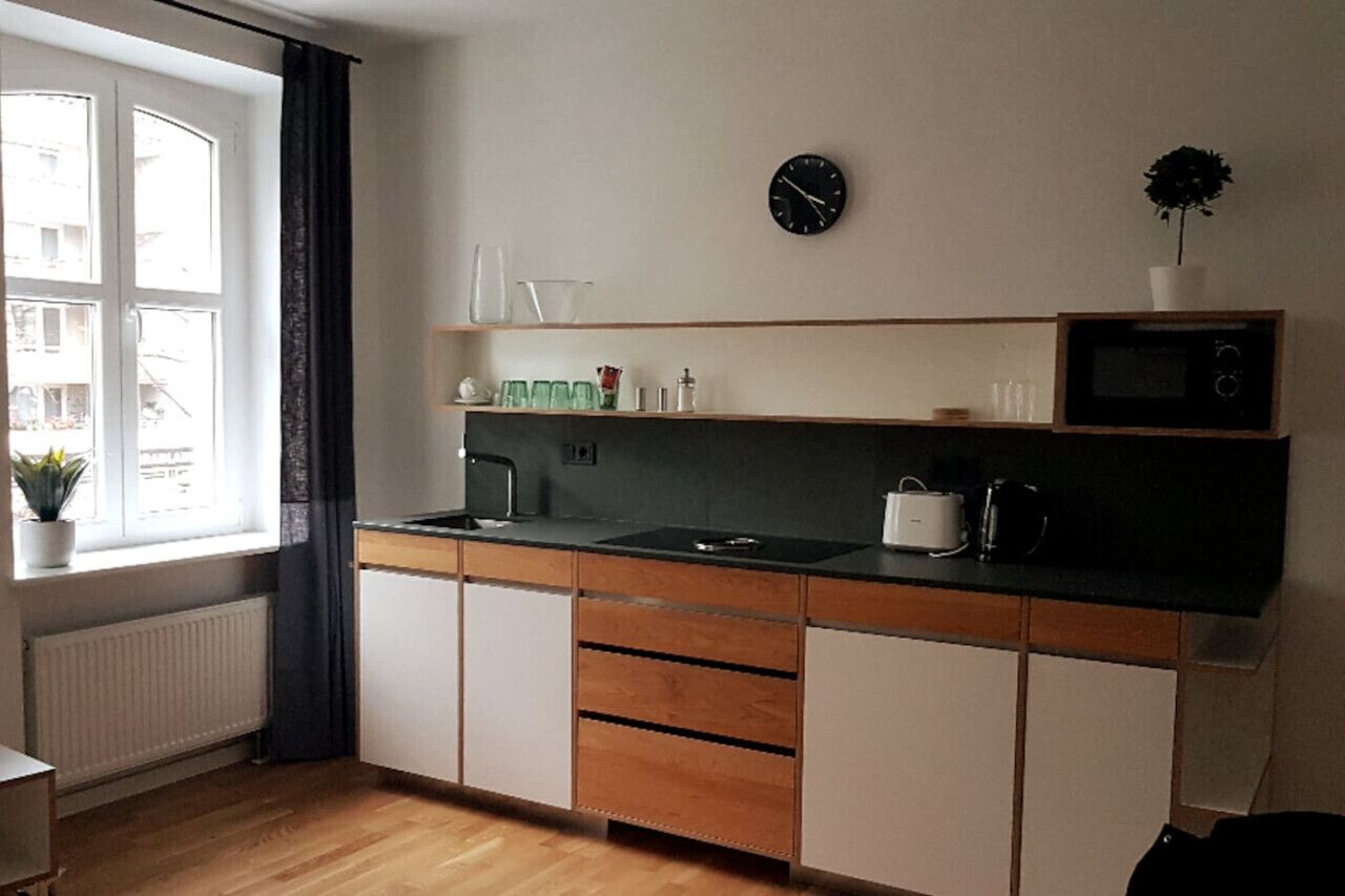 Kühlschrank, Mikrowelle, Herdplatte, Wasserkocher mit Kaffee-/Teezubehör
