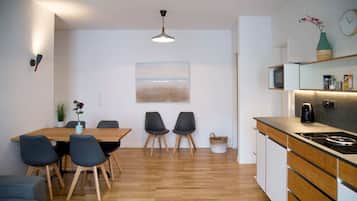 Kühlschrank, Mikrowelle, Herdplatte, Geschirrspüler